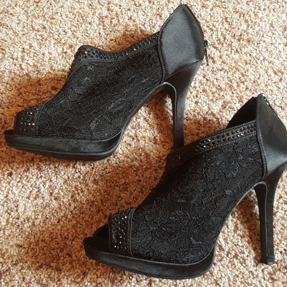 Black peep toe pumps size 8